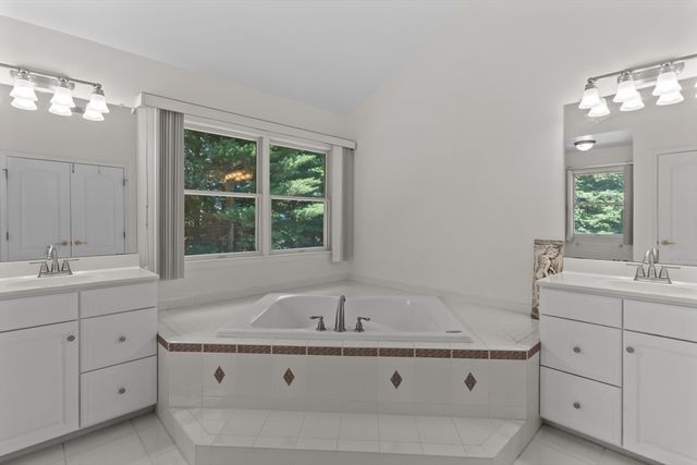 10 Hemingway St, Shrewsbury, MA 01545