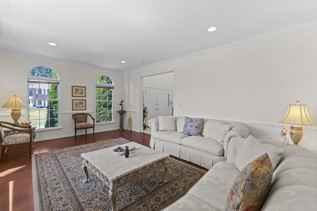 10 Hemingway St, Shrewsbury, MA 01545