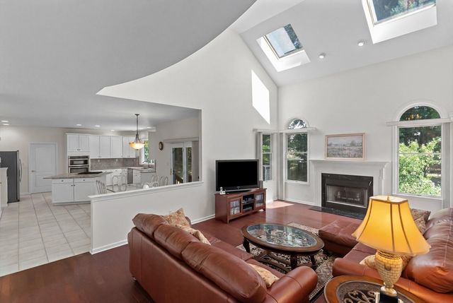 10 Hemingway St, Shrewsbury, MA 01545