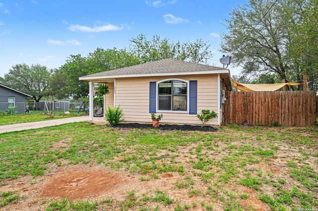 333 Wildrose Dr, Floresville, TX 78114