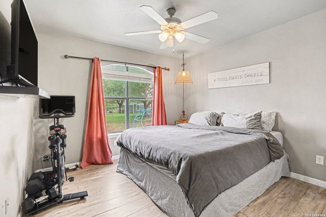 333 Wildrose Dr, Floresville, TX 78114