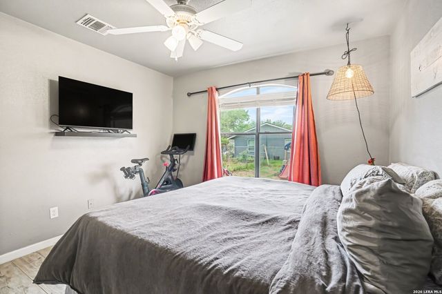 333 Wildrose Dr, Floresville, TX 78114