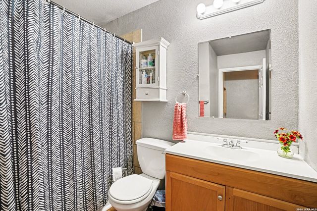 333 Wildrose Dr, Floresville, TX 78114