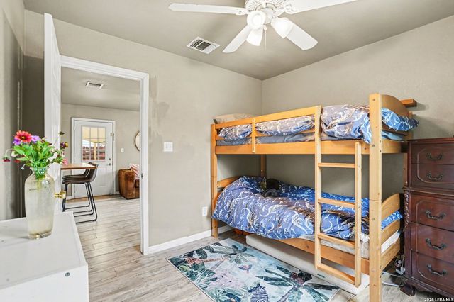 333 Wildrose Dr, Floresville, TX 78114