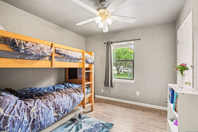 333 Wildrose Dr, Floresville, TX 78114