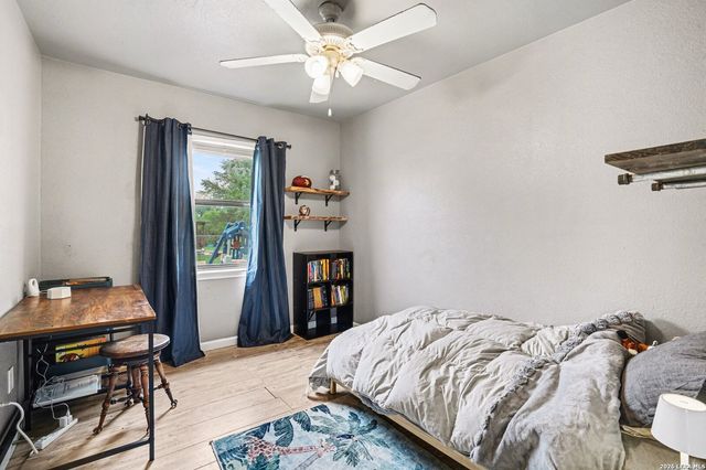 333 Wildrose Dr, Floresville, TX 78114