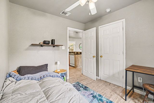 333 Wildrose Dr, Floresville, TX 78114