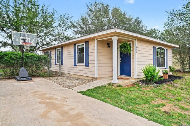333 Wildrose Dr, Floresville, TX 78114