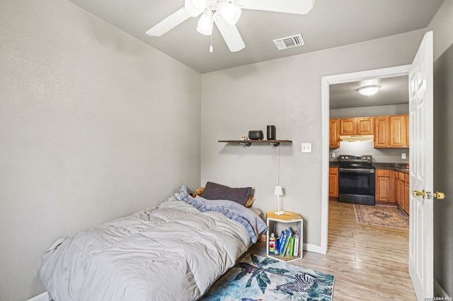 333 Wildrose Dr, Floresville, TX 78114