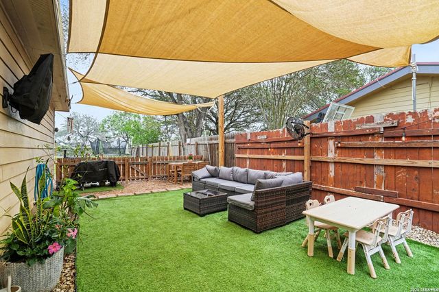 333 Wildrose Dr, Floresville, TX 78114