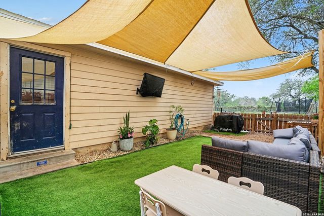 333 Wildrose Dr, Floresville, TX 78114