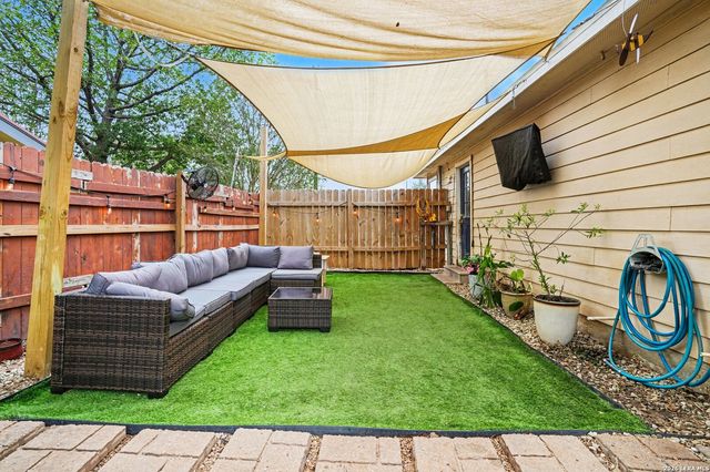 333 Wildrose Dr, Floresville, TX 78114