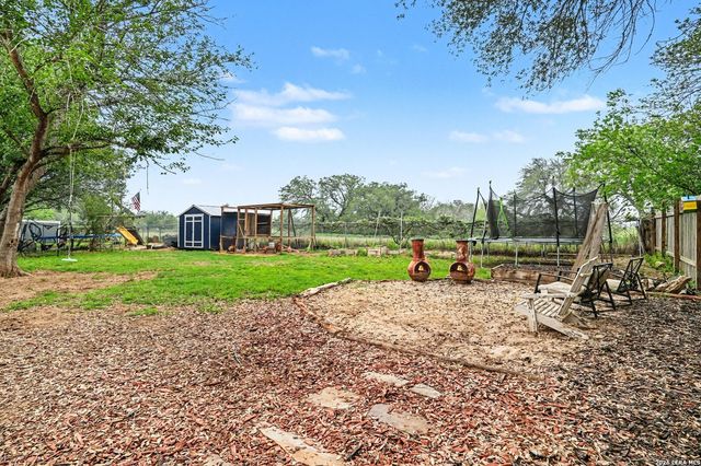 333 Wildrose Dr, Floresville, TX 78114