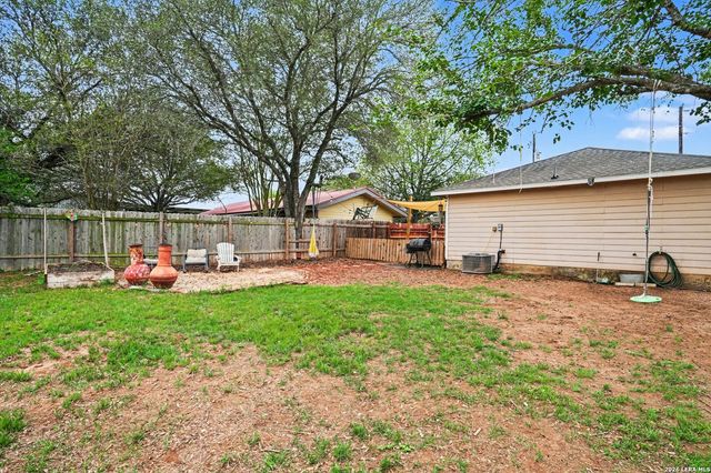 333 Wildrose Dr, Floresville, TX 78114