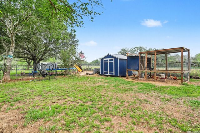 333 Wildrose Dr, Floresville, TX 78114