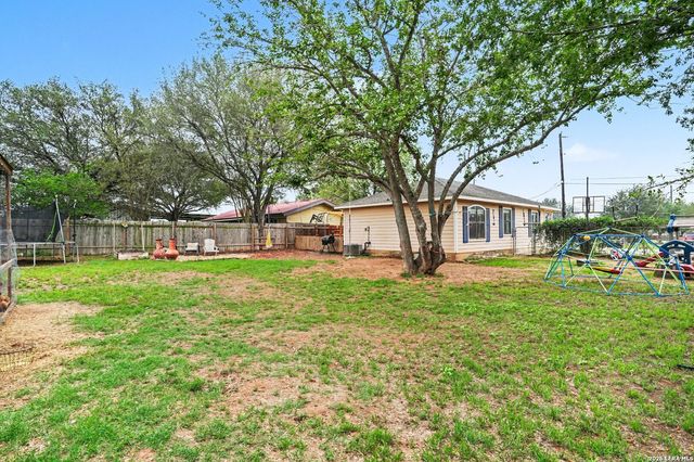 333 Wildrose Dr, Floresville, TX 78114
