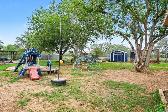333 Wildrose Dr, Floresville, TX 78114