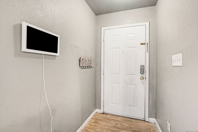 333 Wildrose Dr, Floresville, TX 78114
