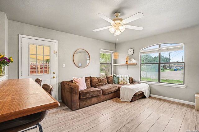 333 Wildrose Dr, Floresville, TX 78114