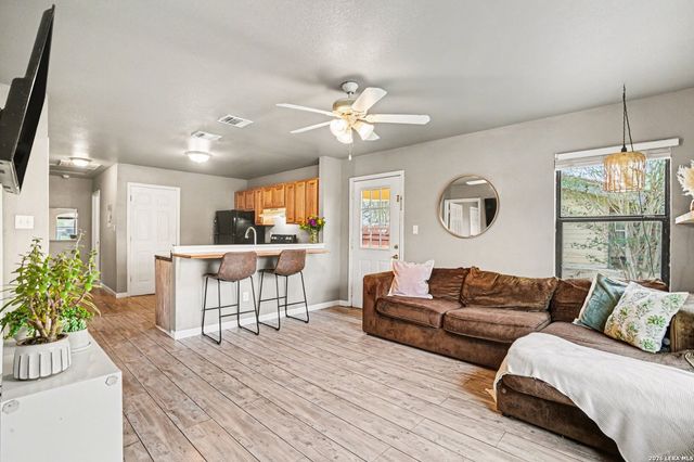 333 Wildrose Dr, Floresville, TX 78114