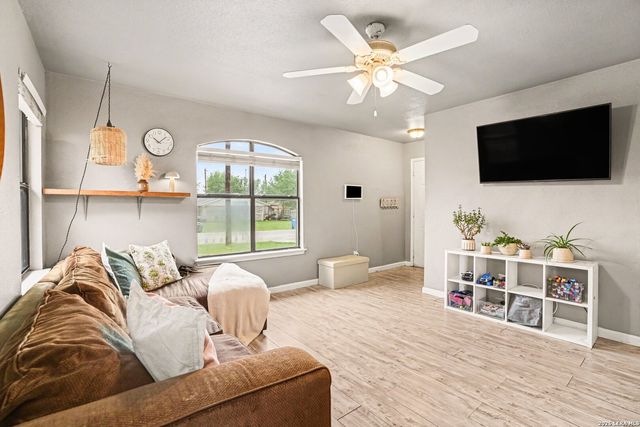 333 Wildrose Dr, Floresville, TX 78114