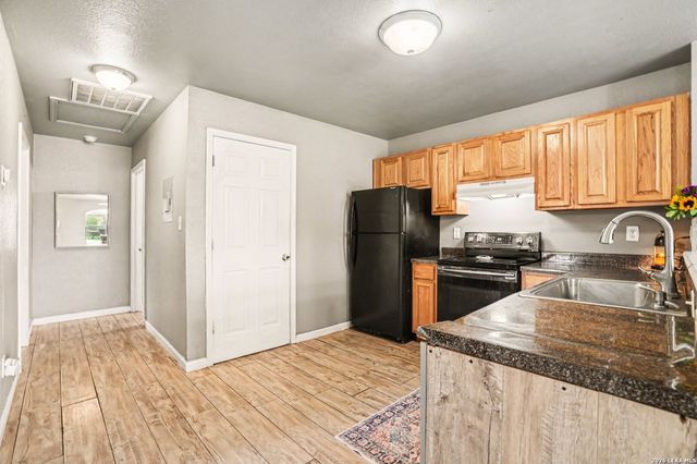 333 Wildrose Dr, Floresville, TX 78114