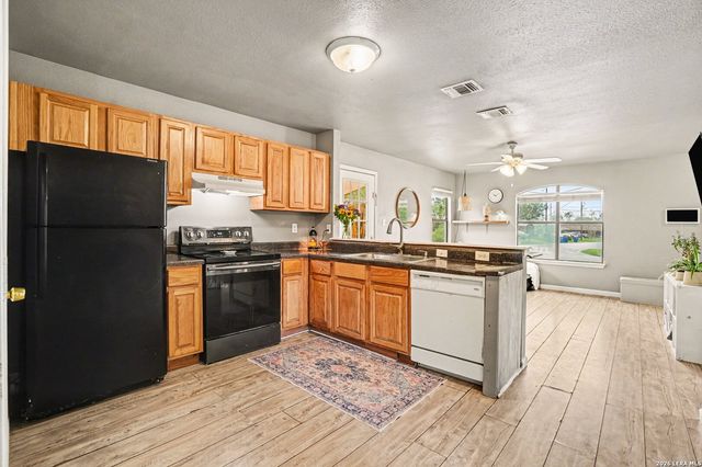 333 Wildrose Dr, Floresville, TX 78114
