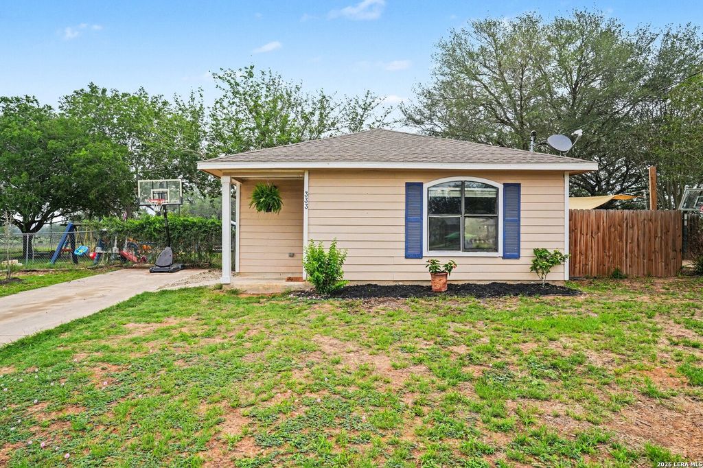 333 Wildrose Dr, Floresville, TX 78114