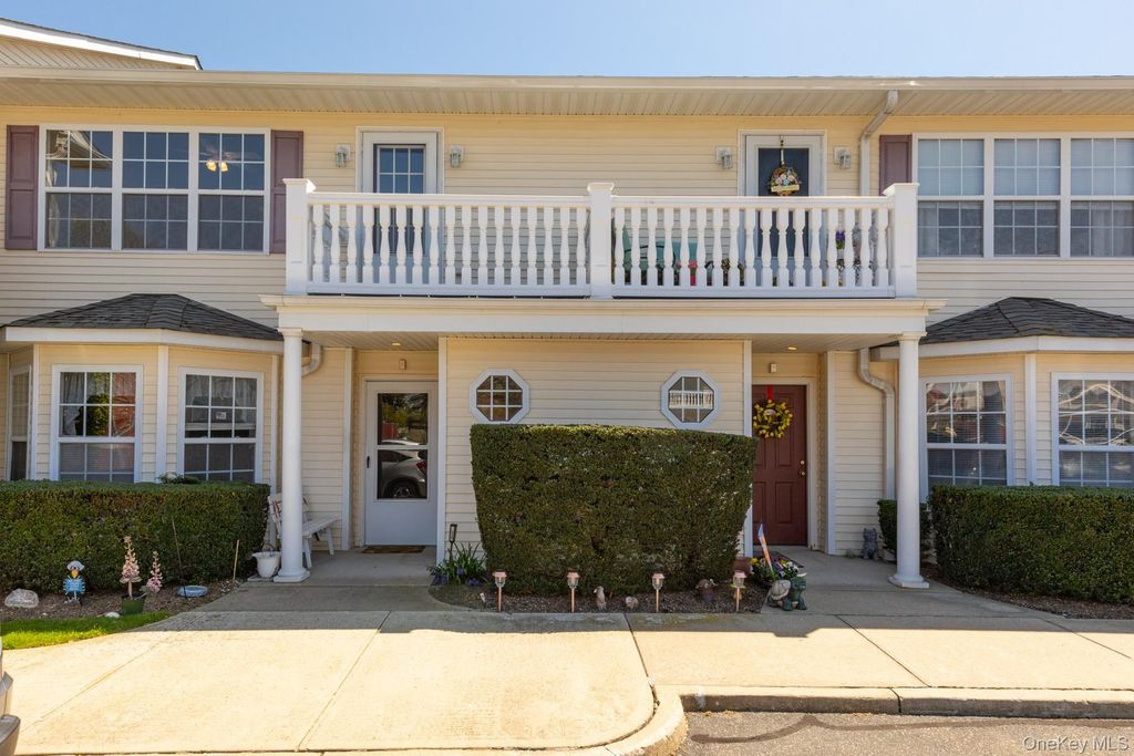 314 Flurry Lane, West Babylon, NY 11704