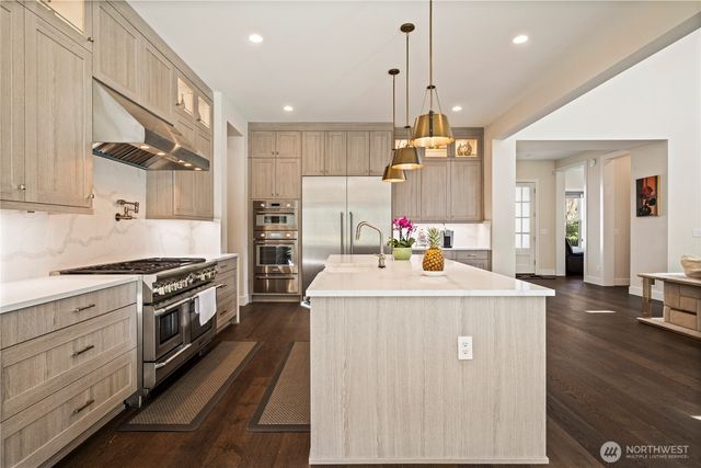 811 245th Place NE, Sammamish, WA 98074