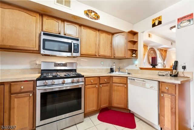 126 Amherst St, East Orange City, NJ 07018