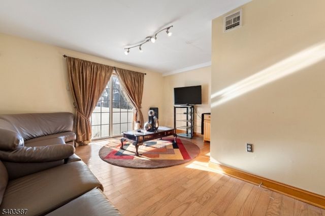 126 Amherst St, East Orange City, NJ 07018