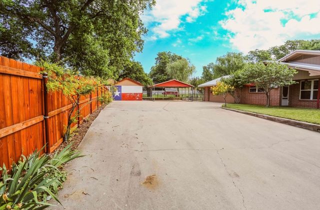 405 W Neely Avenue, Comanche, TX 76442