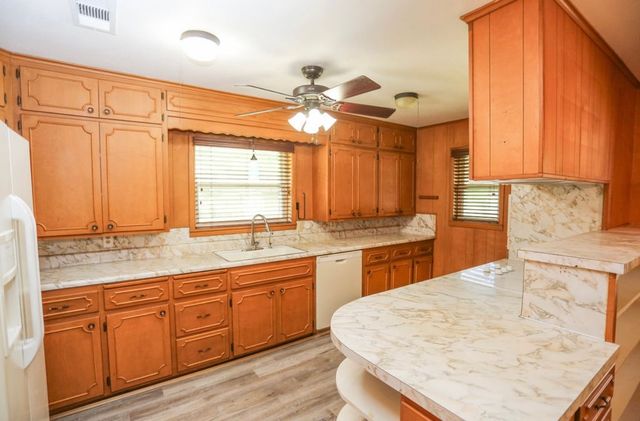 405 W Neely Avenue, Comanche, TX 76442