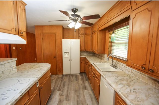 405 W Neely Avenue, Comanche, TX 76442