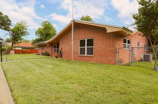 405 W Neely Avenue, Comanche, TX 76442