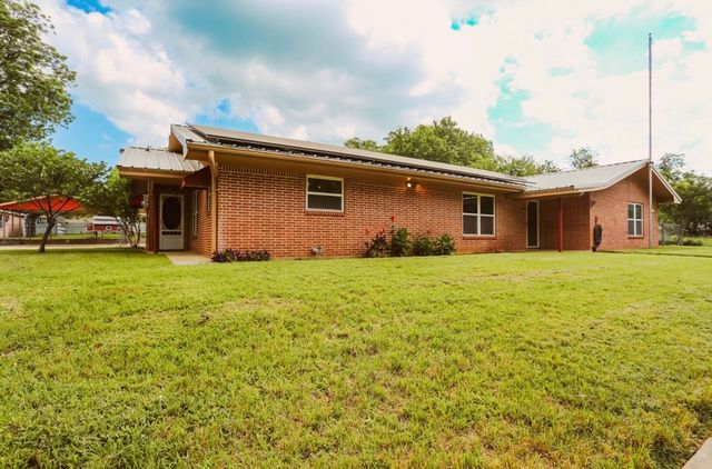 405 W Neely Avenue, Comanche, TX 76442