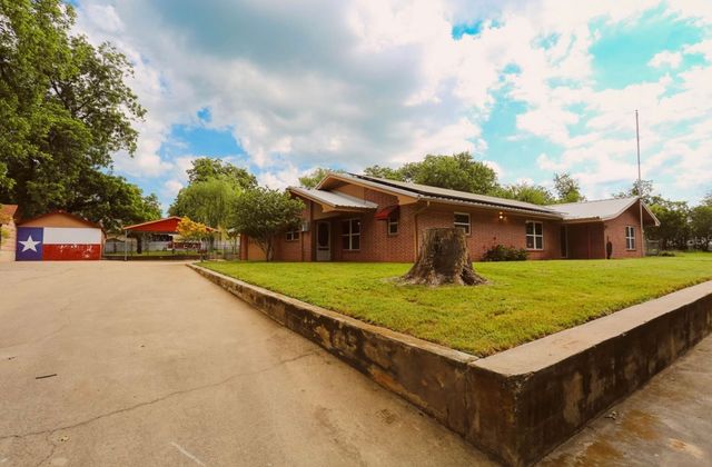 405 W Neely Avenue, Comanche, TX 76442