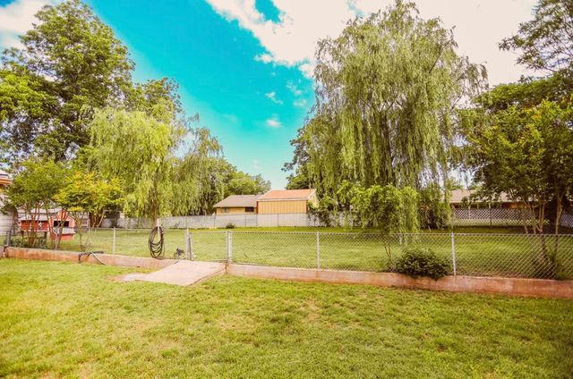 405 W Neely Avenue, Comanche, TX 76442