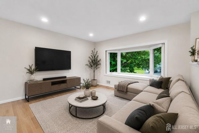 6 Fox Chase Run, Hillsborough, NJ 08844