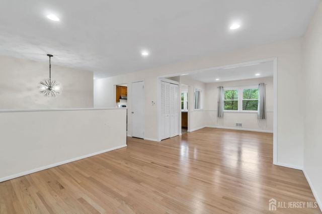 6 Fox Chase Run, Hillsborough, NJ 08844