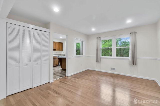 6 Fox Chase Run, Hillsborough, NJ 08844