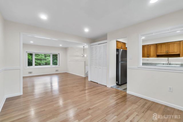 6 Fox Chase Run, Hillsborough, NJ 08844