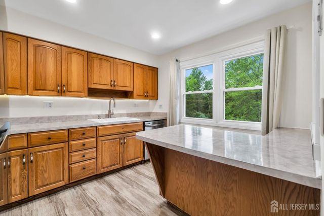 6 Fox Chase Run, Hillsborough, NJ 08844