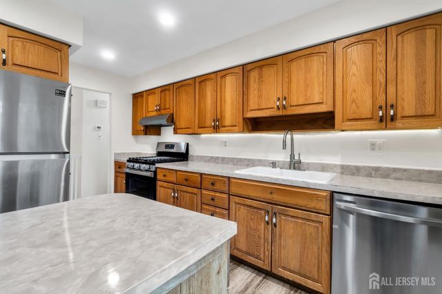 6 Fox Chase Run, Hillsborough, NJ 08844