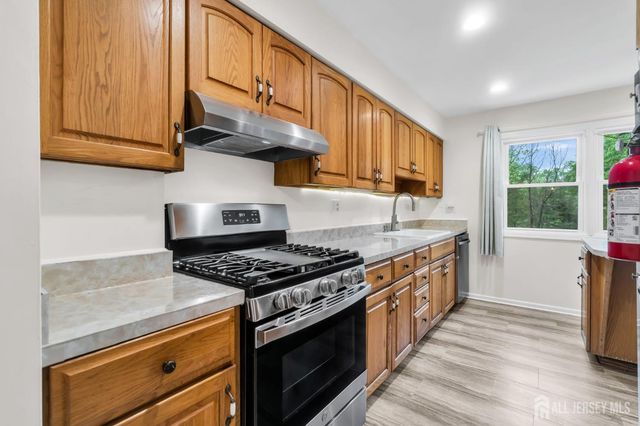 6 Fox Chase Run, Hillsborough, NJ 08844