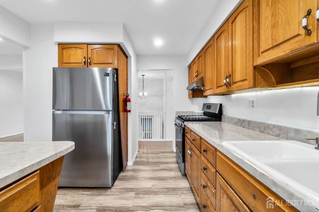 6 Fox Chase Run, Hillsborough, NJ 08844
