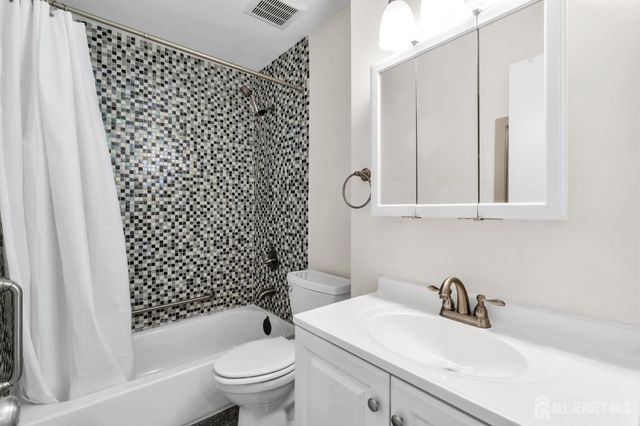 6 Fox Chase Run, Hillsborough, NJ 08844