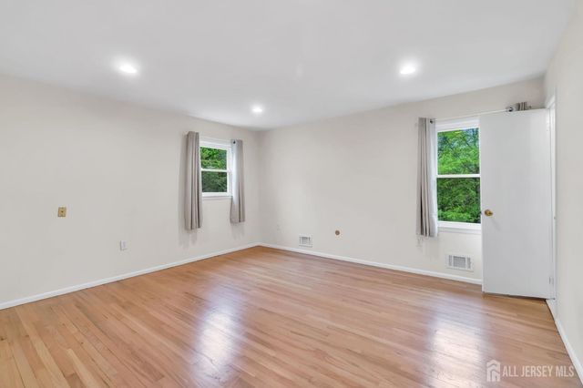 6 Fox Chase Run, Hillsborough, NJ 08844