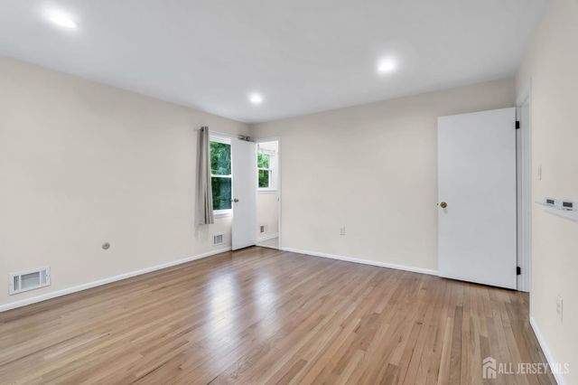 6 Fox Chase Run, Hillsborough, NJ 08844